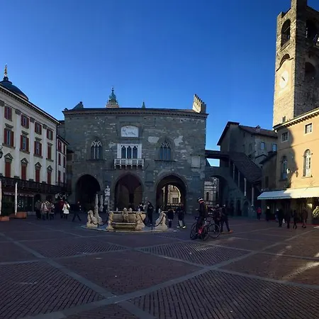 Piazza Vecchia Διαμέρισμα *