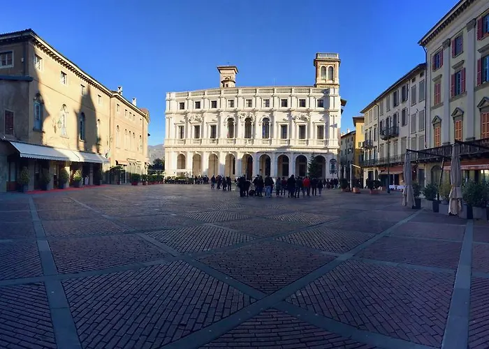 Piazza Vecchia *